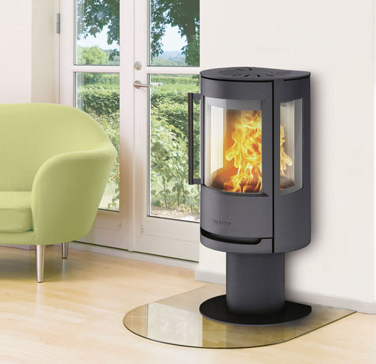 Wiking Luma 1 på Piedestal - Fristående Braskamin i stål och gjutjärnsdörr stående på Piedestal, braskamin, fristående kamin, modern braskamin, vedeldad kamin, kamin och skorstenspaket, energieffektiv kamin, designkamin, kamin med glaslucka, kaminglas reservdel, vermiculitskiva kamin, fyllnadsvermiculit skorsten, cortenstål eldfat, braskamin Skåne, kamin installation Malmö, kamin butik Lund, fristående kamin Helsingborg, kamin service Ystad, kamin Kristianstad, eldstad installation Skåne, modern braskamin 