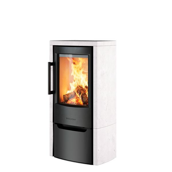 Kamin WIKING Miro 4+ med vit naturstensbeklädnad och svart glasdörr med flammor