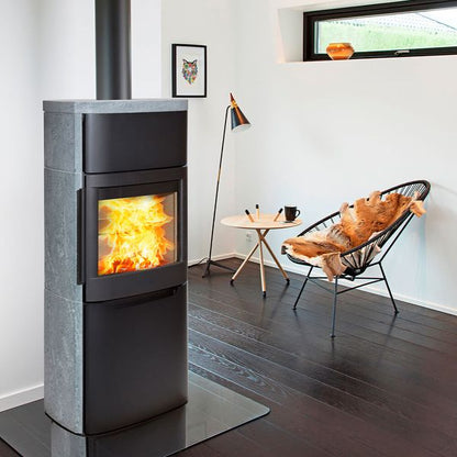 braskamin, fristående kamin, modern braskamin, vedeldad kamin, kamin och skorstenspaket, energieffektiv kamin, designkamin, kamin med glaslucka, kaminglas reservdel, vermiculitskiva kamin, fyllnadsvermiculit skorsten, cortenstål eldfat, braskamin Skåne, kamin installation Malmö, kamin butik Lund, fristående kamin Helsingborg, kamin service Ystad, kamin Kristianstad, eldstad installation Skåne, modern braskamin Ängelholm.