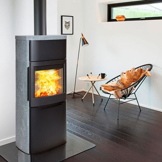 braskamin, fristående kamin, modern braskamin, vedeldad kamin, kamin och skorstenspaket, energieffektiv kamin, designkamin, kamin med glaslucka, kaminglas reservdel, vermiculitskiva kamin, fyllnadsvermiculit skorsten, cortenstål eldfat, braskamin Skåne, kamin installation Malmö, kamin butik Lund, fristående kamin Helsingborg, kamin service Ystad, kamin Kristianstad, eldstad installation Skåne, modern braskamin Ängelholm.